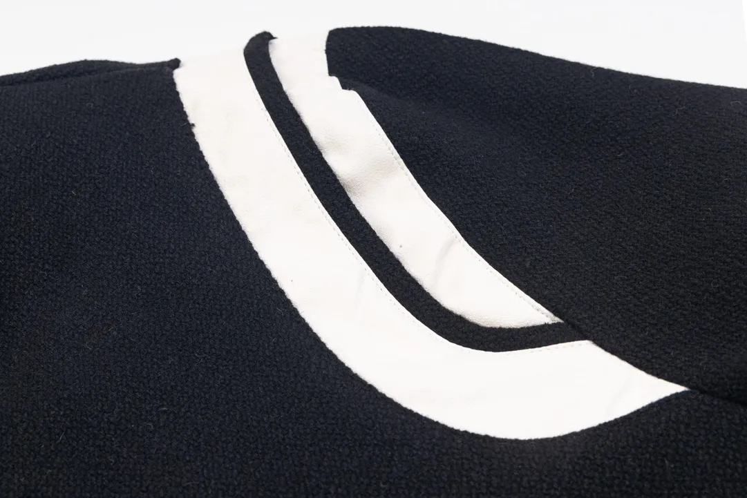 P450 top wool version. The high version is available in stock sizes. Saint Laure slp classic leather patchwork black and white baseball collar jacket. The original version is 1:1 to develop the highest version on the Internet. It took 2 months to customize pure wool fabric and jacquard ribbing (ordinary machines cannot achieve this jacquard effect). The version is super handsome. The patchwork position is very particular about the parking space technology. Whether the whole dress looks good depends on the position 46-48-50-52.